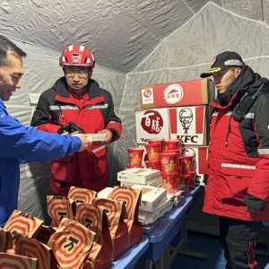 �ϵ»��؄ٿ͐��Ĳ��c(di��n)�͵��eʯɽ������Ȟ�(z��i)��Ԯ����